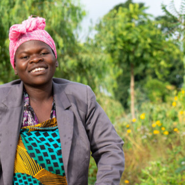 Kvinna i Malawi pumpar vatten