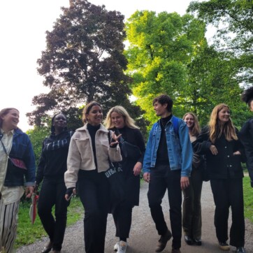 grupp kollegor ute i parken