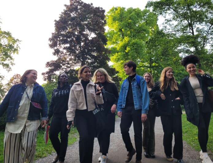 grupp kollegor ute i parken