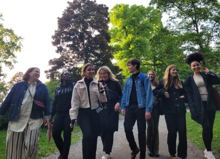 grupp kollegor ute i parken