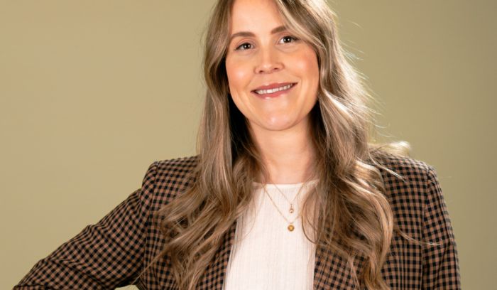 Glad kvinna i kostym