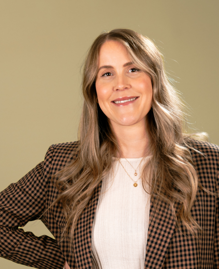 Glad kvinna i kostym