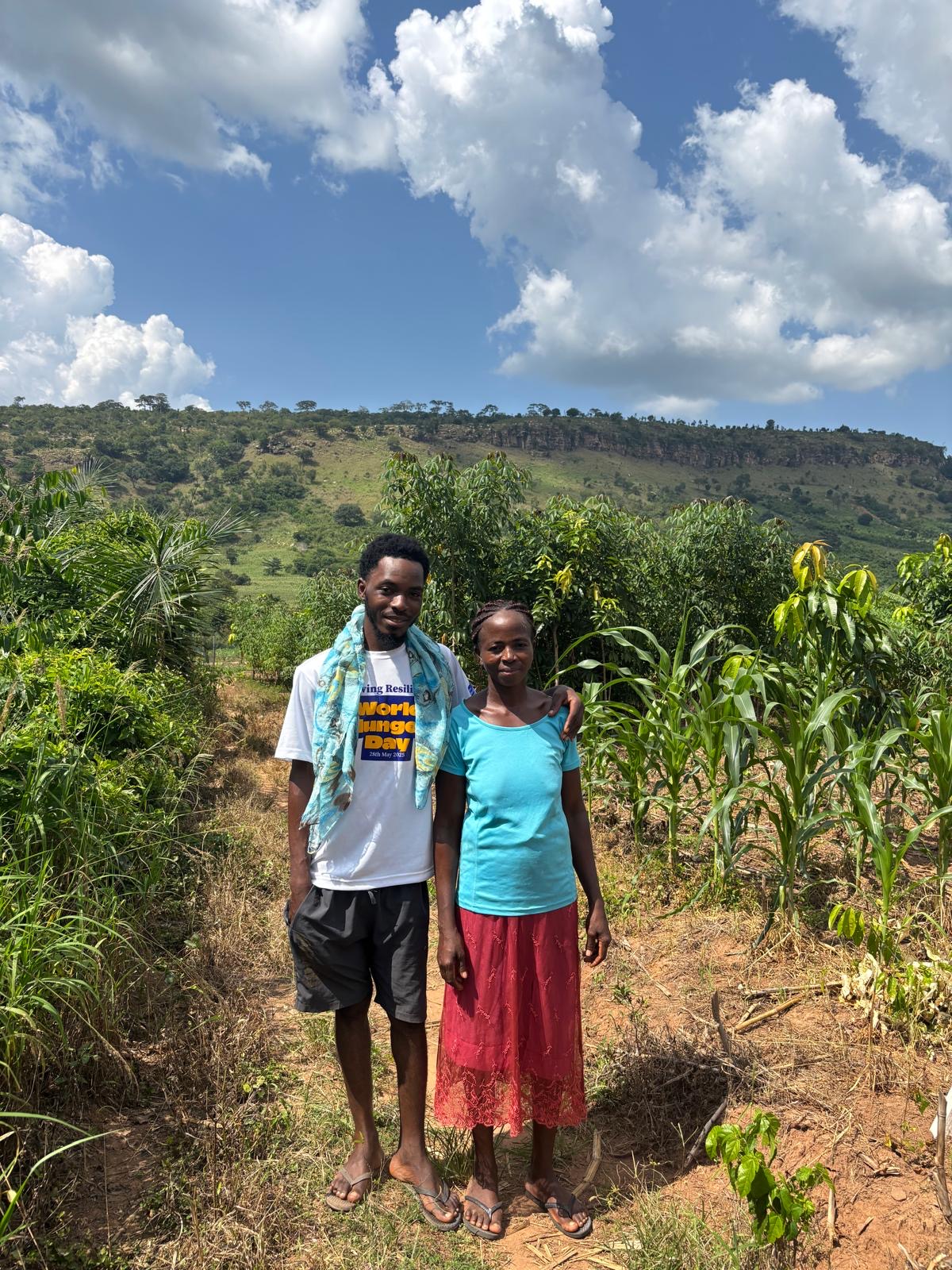 Kvinnlig bonde och hennes son på fältet i Ghana