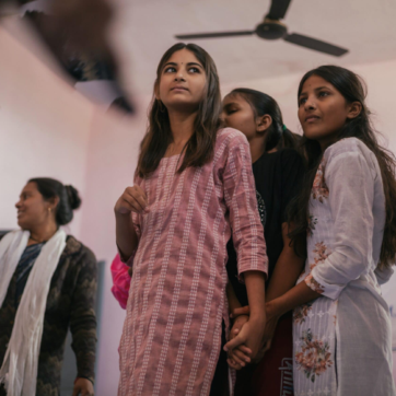 flickor i Indien håller varandras händer