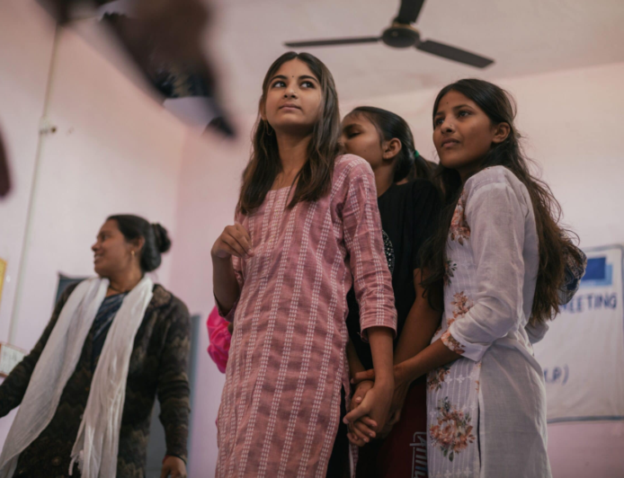 flickor i Indien håller varandras händer