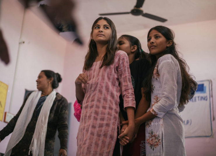 flickor i Indien håller varandras händer