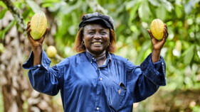 kvinnlig kakaoodlare i Ghana.
