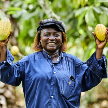 kvinnlig kakaoodlare i Ghana.