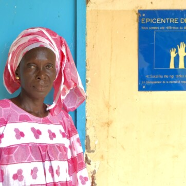 kvinna i Senegal tittar in i kameran