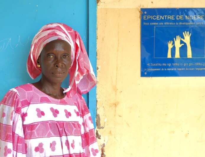 kvinna i Senegal tittar in i kameran