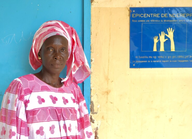 kvinna i Senegal tittar in i kameran