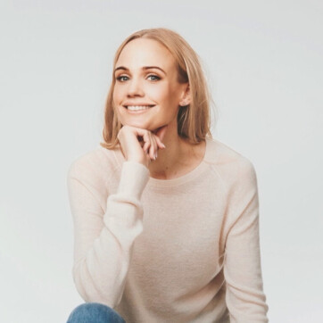 glad kvinna på kontor