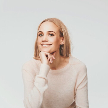 glad kvinna på kontor