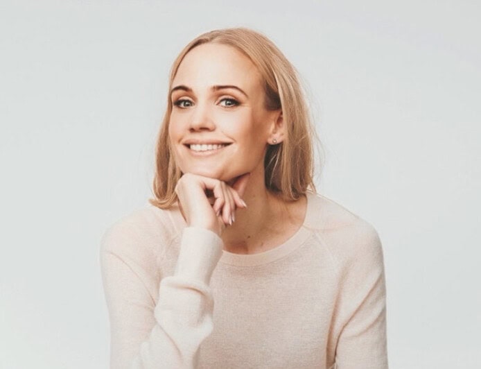 glad kvinna på kontor