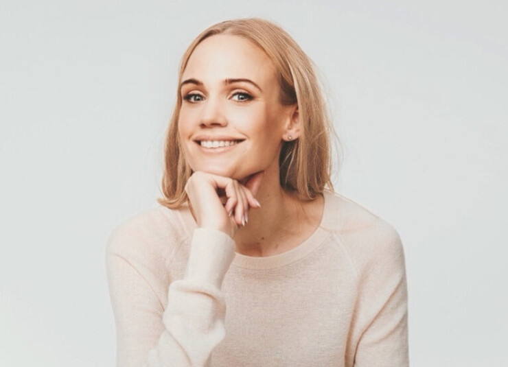 glad kvinna på kontor