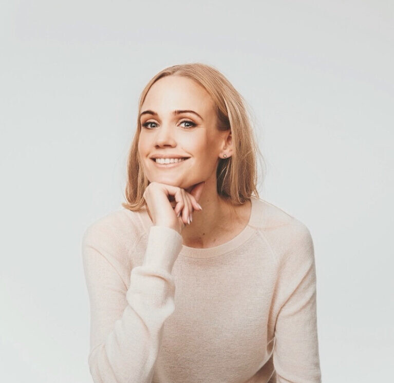 glad kvinna på kontor