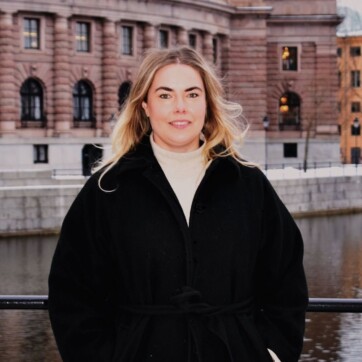 kvinna framför Sveriges riksdag