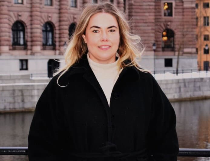 kvinna framför Sveriges riksdag