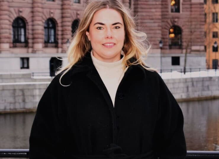 kvinna framför Sveriges riksdag
