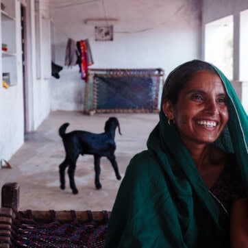 leende indisk kvinna