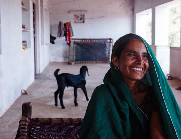 leende indisk kvinna