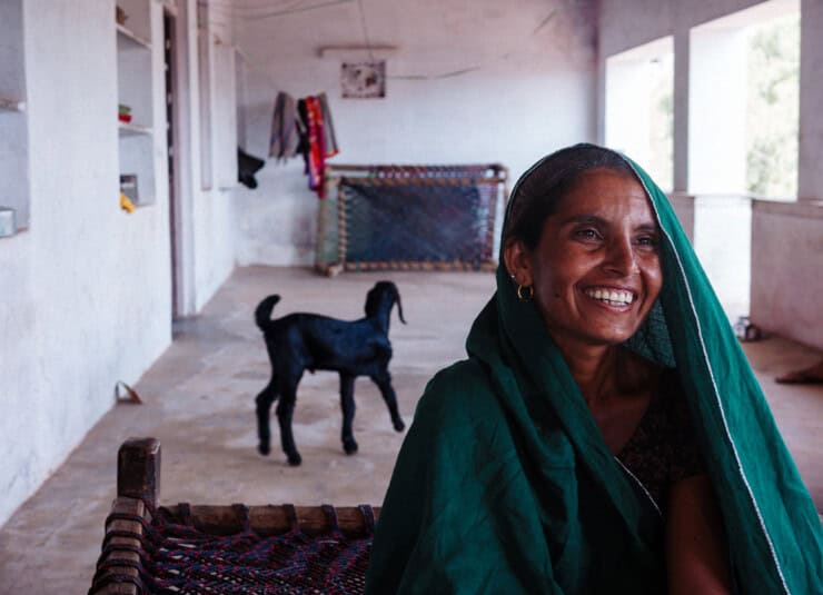 leende indisk kvinna