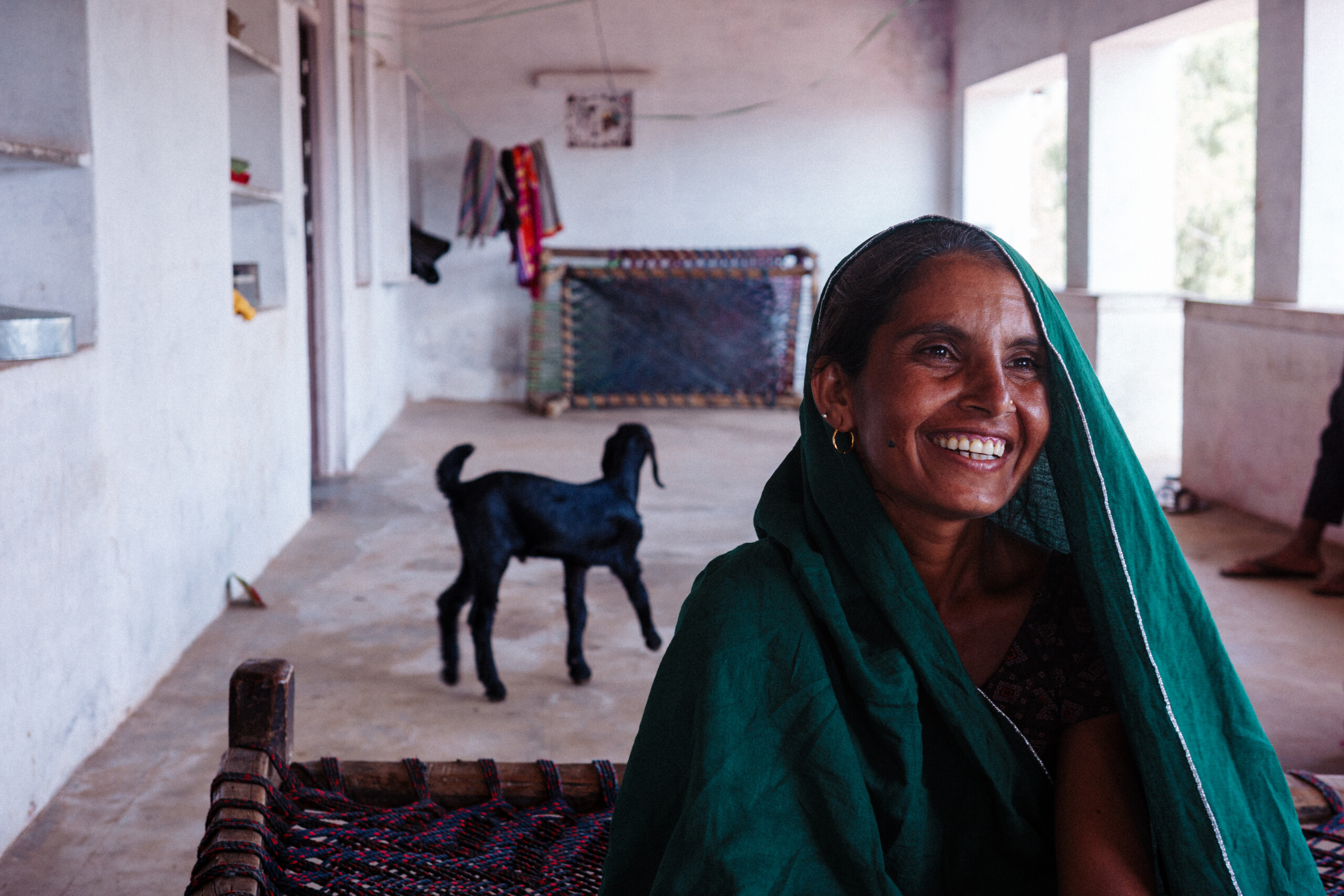 leende indisk kvinna